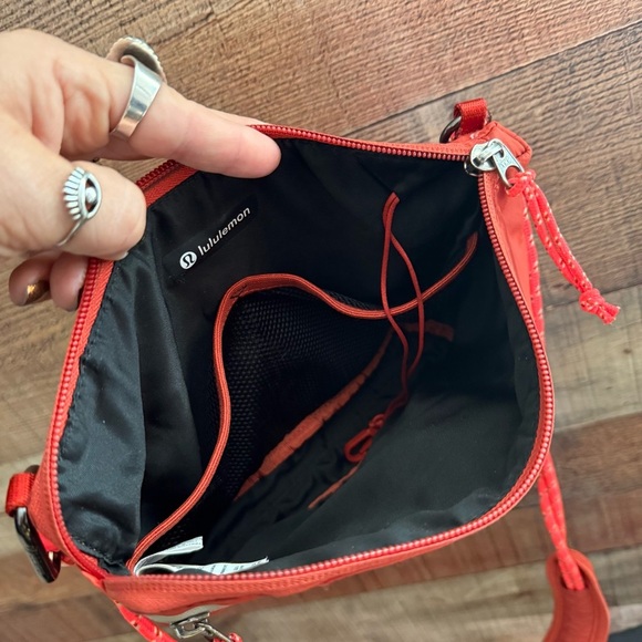 Lululemon Unisex Patch Logo Crossbody Bag 2.5L - Picture 8 of 12